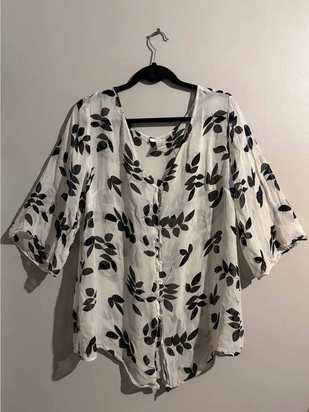 Monroe & Main 1X White Black Leaf Print Rayon Button Front Blouse Boho